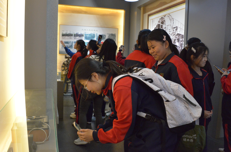 2024年3月31日雪宫中学师生到购彩国际博物馆开展社会实践活动